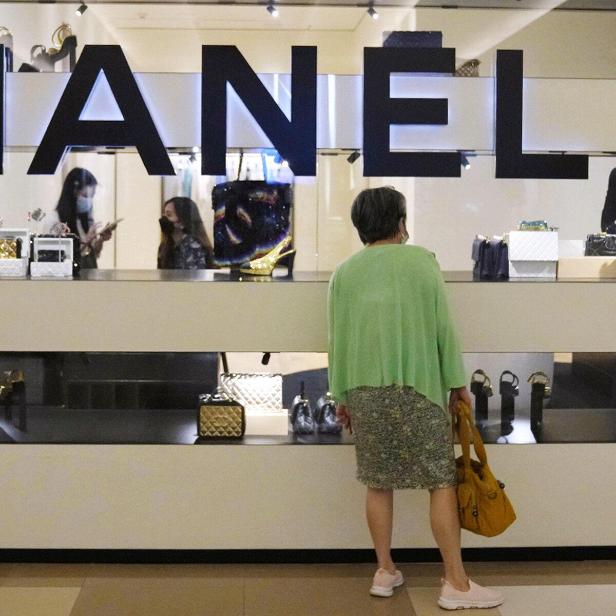 Юрист объяснил, может ли Chanel отказывать россиянам в покупке – Москва 24,  01.04.2022