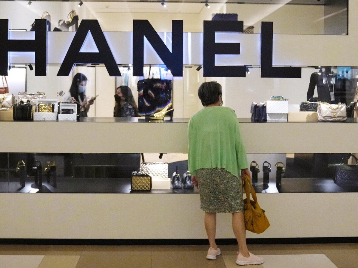 Юрист объяснил, может ли Chanel отказывать россиянам в покупке – Москва 24,  01.04.2022