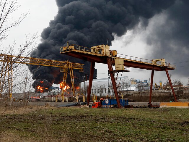 На нефтебазе в Белгороде загорелись 8 резервуаров с топливом