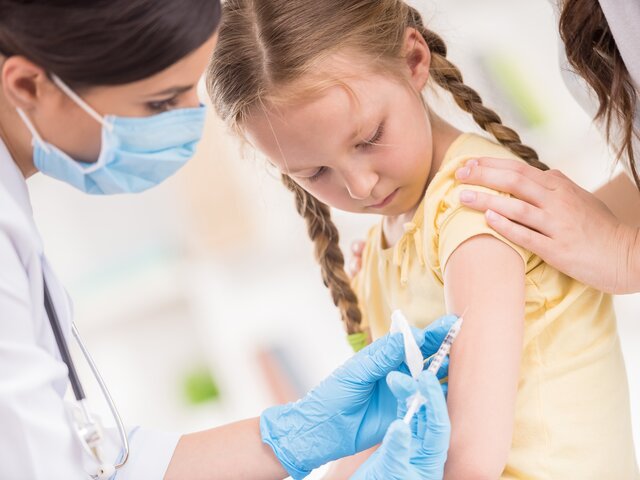 Вирусолог объяснил, как вакцинация детей поможет уберечь от коронавируса взрослых