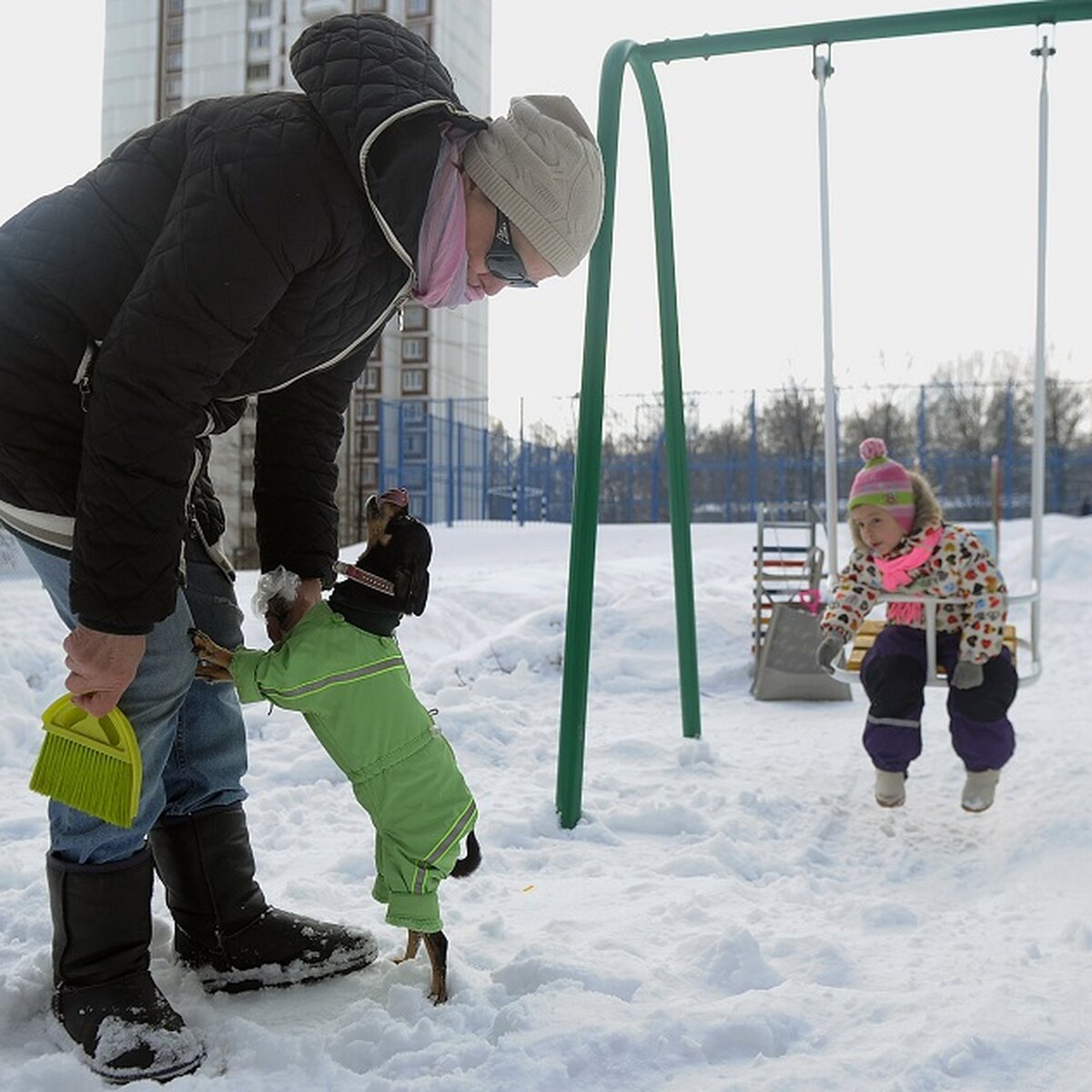 Зимние ловушки: липкие качели и желтый снег – Москва 24, 26.12.2013