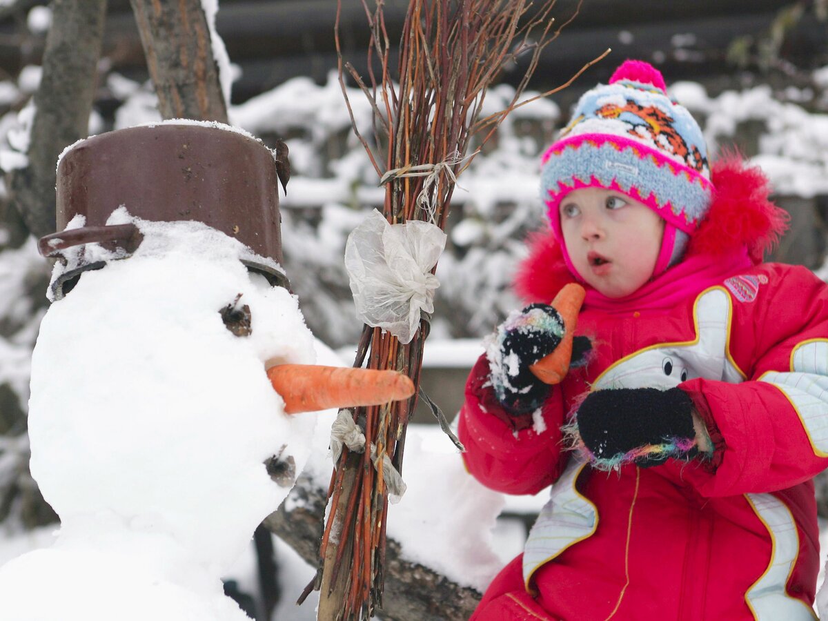 Снеговики и динозавры: 10 идей для лепки из снега