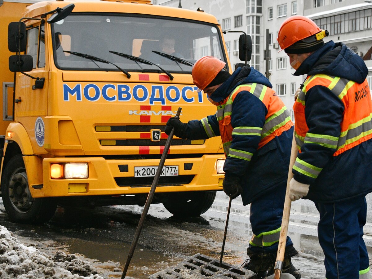 Около 300 бригад Мосводостока дежурят на столичных улицах из-за оттепели –  Москва 24, 07.02.2022