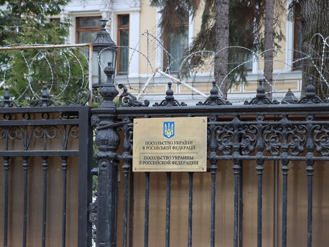 На территории посольства Украины в Москве сняли флаг