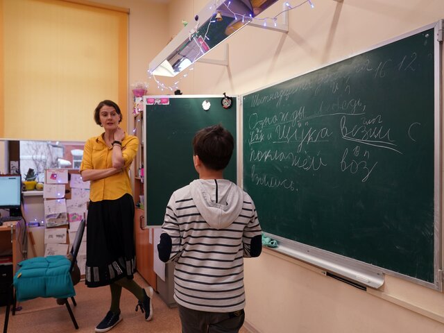 В Госдуме призвали повысить зарплаты школьных учителей до уровня педагогов вуза