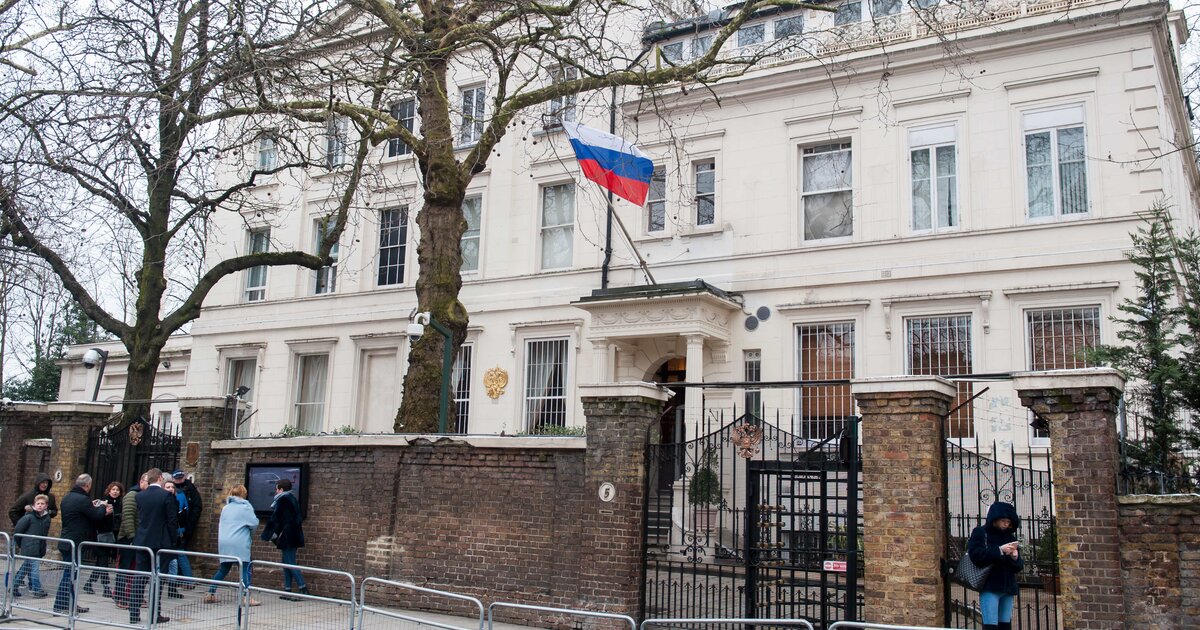 Russian embassy. Российское посольство в Лондоне. Здание российского посольства в Лондоне. Посольство России в Гамбурге. Посольство Российской Федерации в Великобритании.