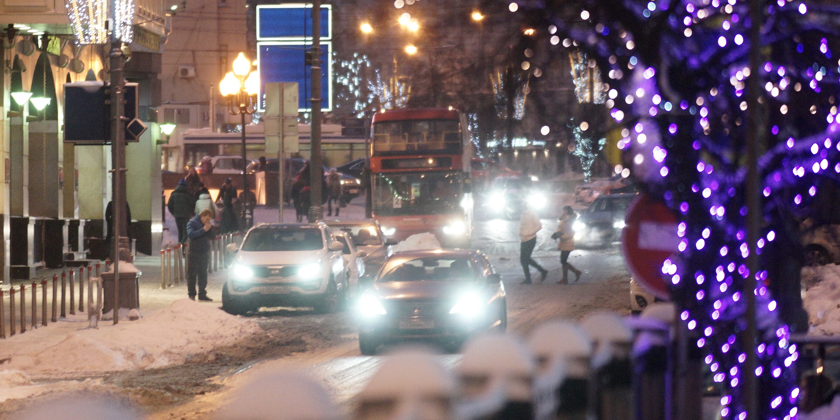 Транспорт в новогоднюю ночь в москве. Москва новый год 2021 фото. Новогодняя ночь в Москве фото. Трамваи Москва в новогоднюю ночь Москва. Фото новогоднего транспорта Москвы.