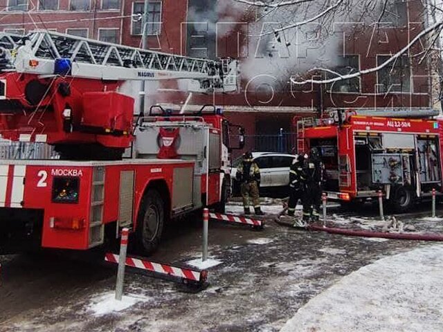 Два человека погибли при пожаре в бывшем здании школы в центре Москвы