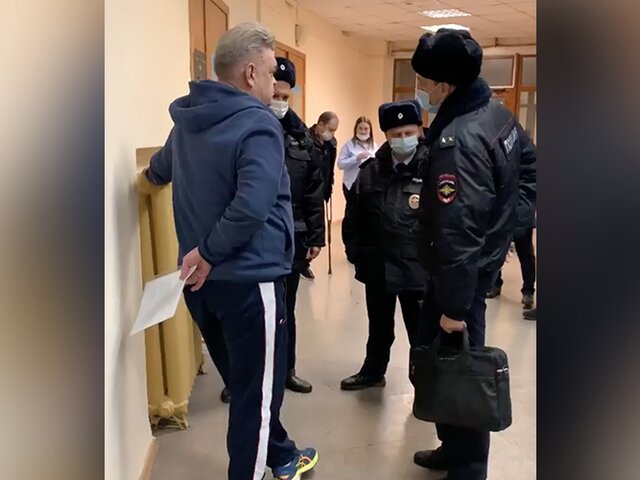 Суд оштрафовал тренера Ильина после отказа надеть маску в Пулково