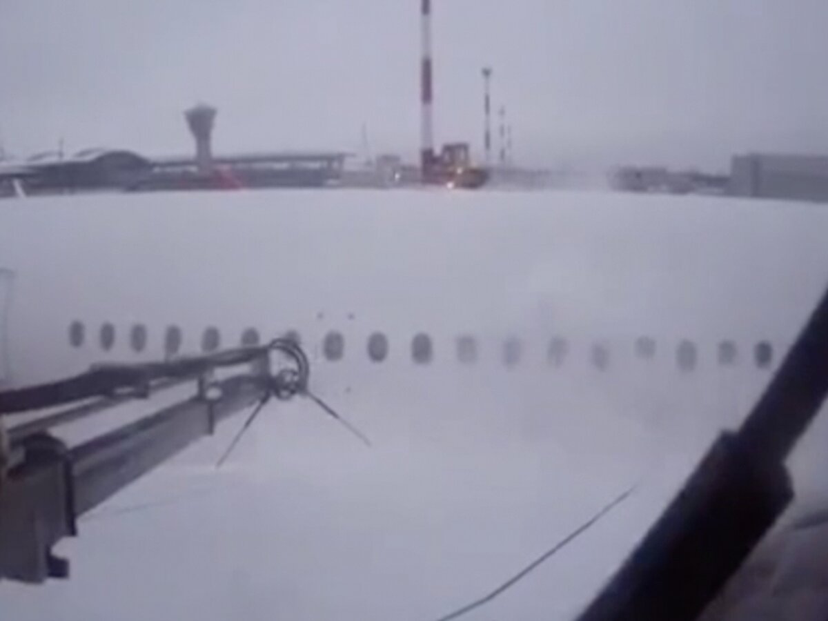 Столкновение самолета и служебной машины в Шереметьево попало на видео –  Москва 24, 17.12.2021