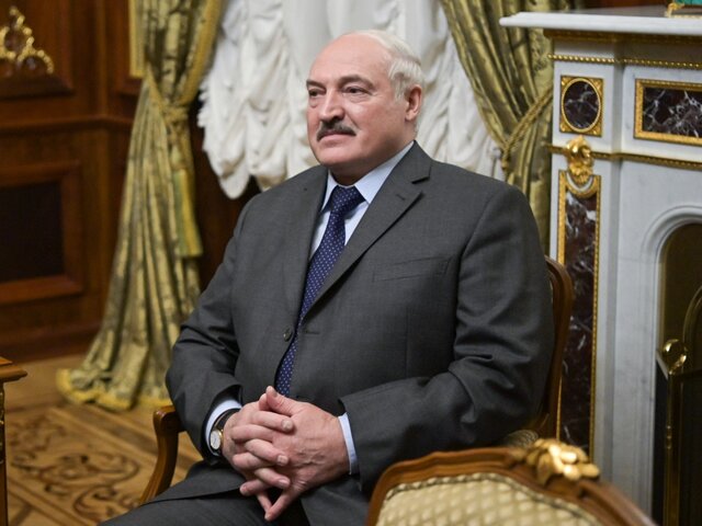 Лукашенко подарил Путину белорусские продукты и набор хрустальных бокалов