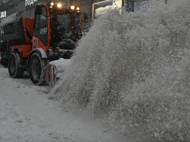 Городские службы круглосуточно ликвидируют последствия снегопада в Москве