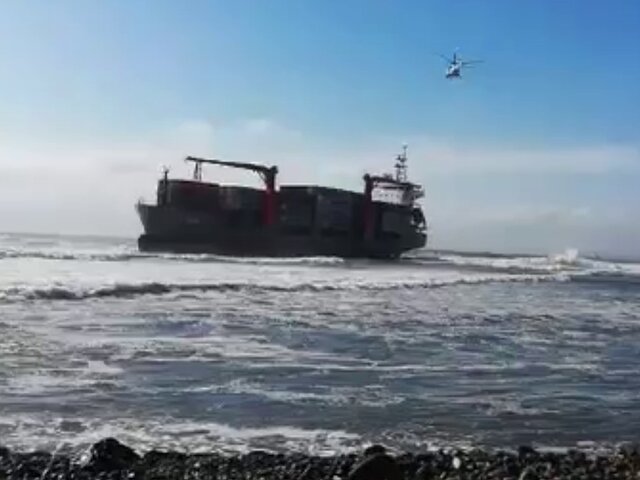Спасатели начали эвакуацию экипажа севшего на мель у берегов Находки судна