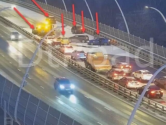 Шесть автомобилей столкнулись на Новом Карамышевском мосту