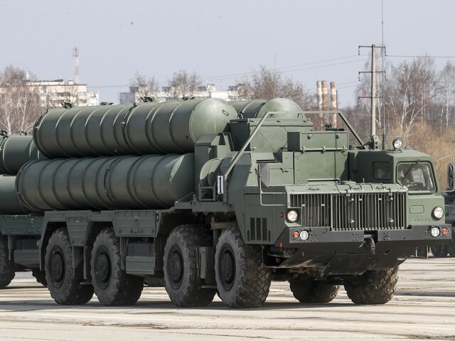 Россия начала поставки зенитных ракетных систем С-400 в Индию