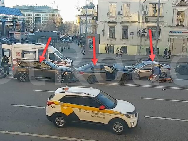 Три автомобиля столкнулись на проспекте Мира в Москве