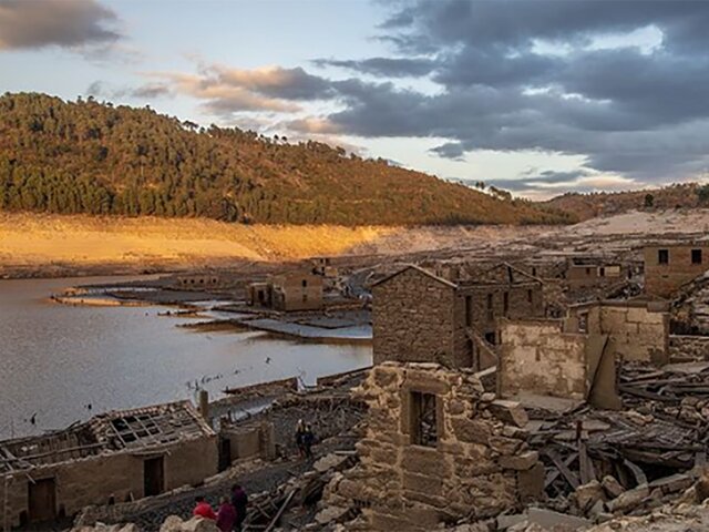 В Испании показалась из-под воды затопленная десятки лет назад деревня