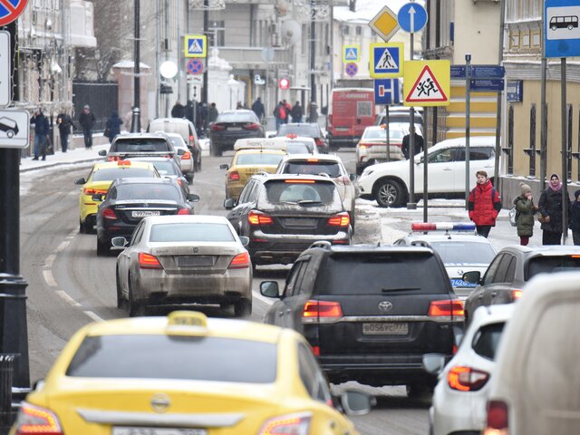 Свыше 7 млн рублей похитили из стоящей в пробке машины в Москве