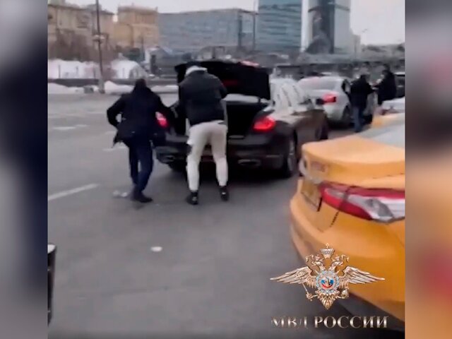 Суд отправил в колонию блогеров, в шутку угнавших такси в Москве