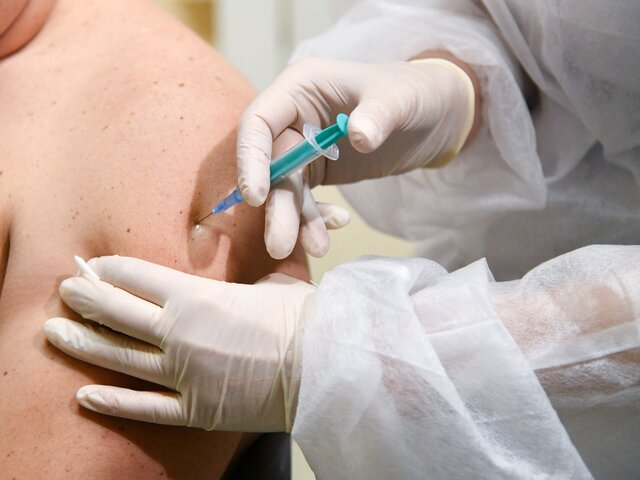 Проценко заявил о необходимости вакцинировать не менее 80% москвичей