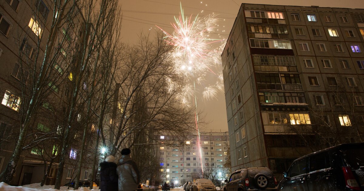 Можно запускать фейерверки 2023. Фейерверки возле жилых домов. Пиротехника на рынке фото ТАСС. Фейерверки возле метро Уралмаш 2023.