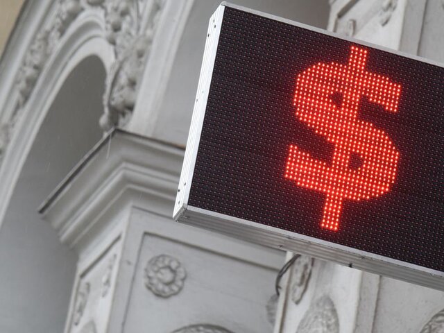 Курс доллара на Мосбирже упал ниже 71 рубля впервые с ноября