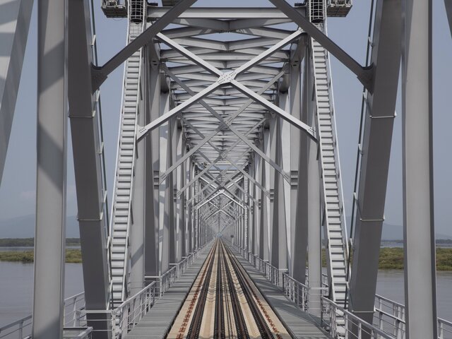 Завершено строительство российской части железнодорожного моста через Амур между РФ и КНР