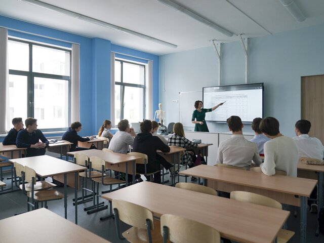Глава РАН призвал повысить зарплаты учителям на 25% для повышения престижа профессии