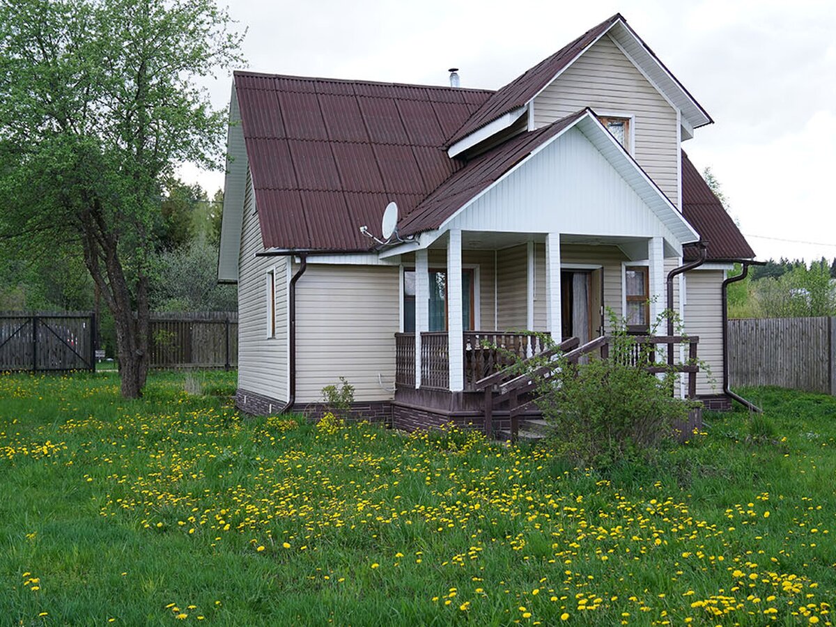 Загородная недвижимость. Крыша на даче. Дача в Москве.