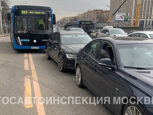 Три человека пострадали в ДТП с автобусом на Ленинском проспекте