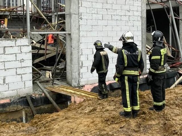 В результате обрушения строительных лесов на Варшавском шоссе погиб один человек
