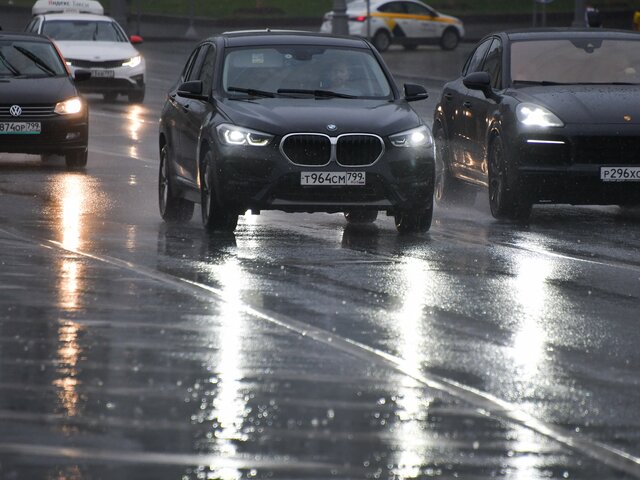 Автоэксперт перечислил главные риски водителей во время дождя