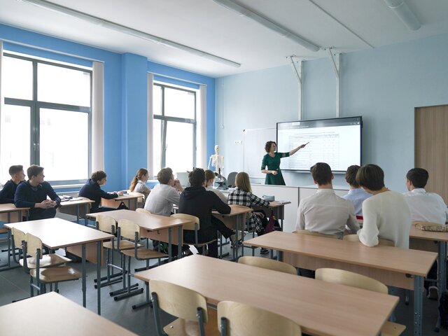 В Совфеде поддержали идею собирать у школьников РФ телефоны у входа в класс