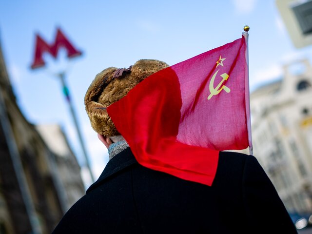 КПРФ предложила заменить российский триколор флагом СССР