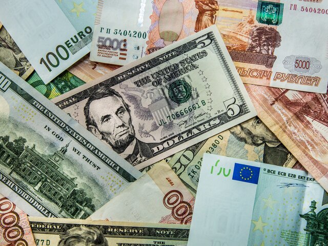 Экономист рассказал, нужно ли сейчас менять доллары и евро на рубли