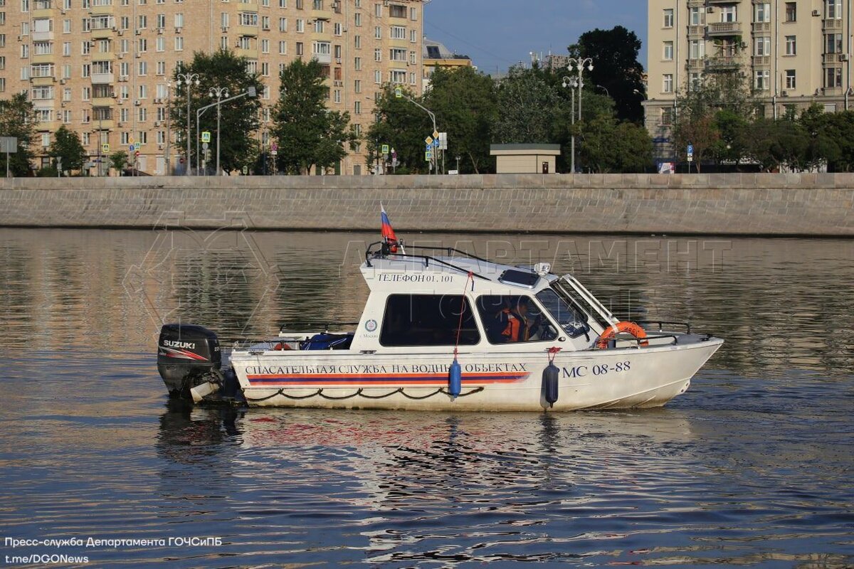 Человек упал в Москву-реку около 