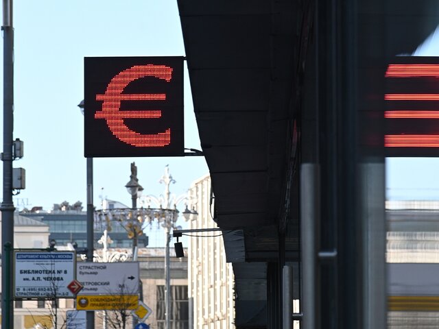 Курс евро упал ниже 69 рублей