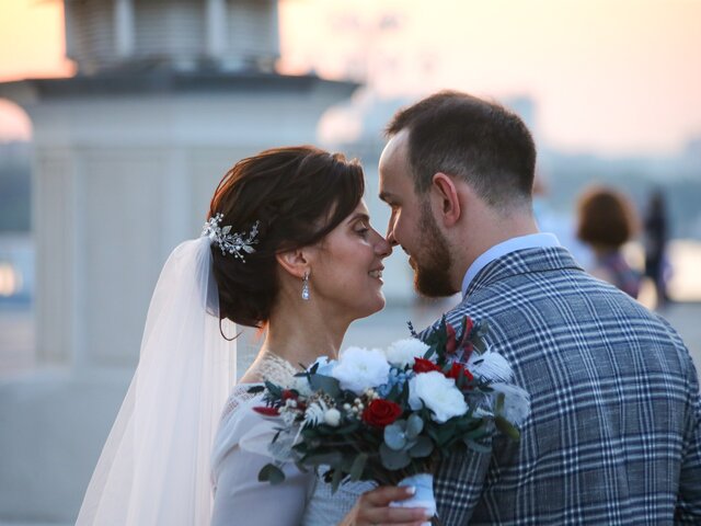 Более 1 600 пар поженились в майские праздники в Москве