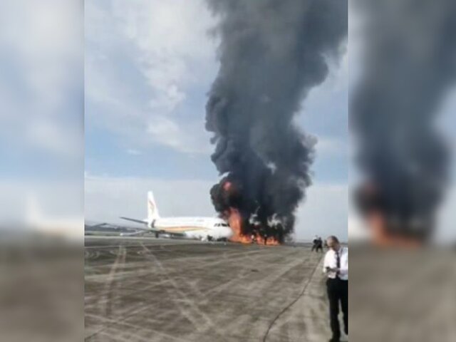 Самолет со 122 людьми на борту выкатился за пределы полосы и загорелся в Китае