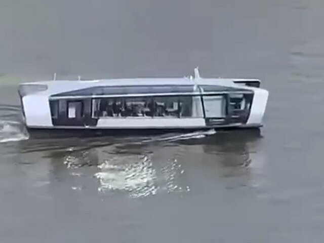 В Москве заметили электрический речной трамвайчик 