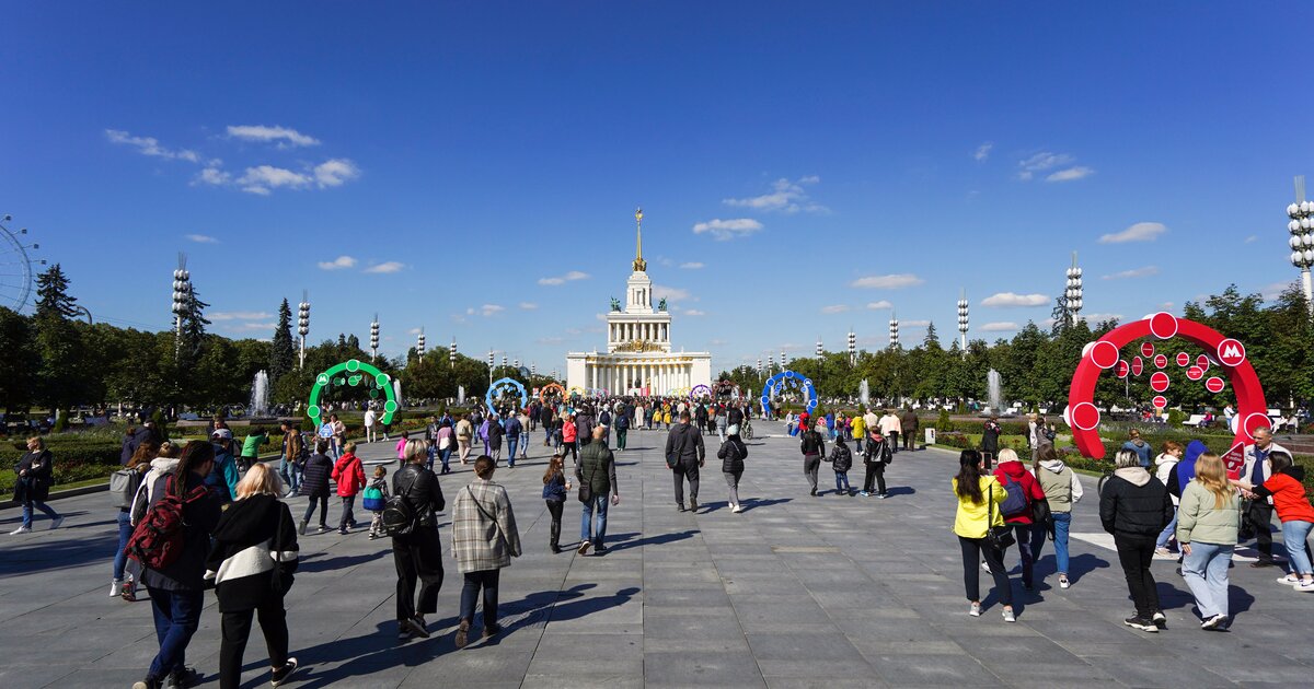 Поездка вднх движение первых. ВДНХ 2022. День города на ВДНХ. Колесо на ВДНХ. Парк ВДНХ Москва.