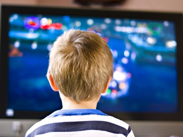 Ученые назвали просмотр телевизора вместе с родителями полезным для ребенка