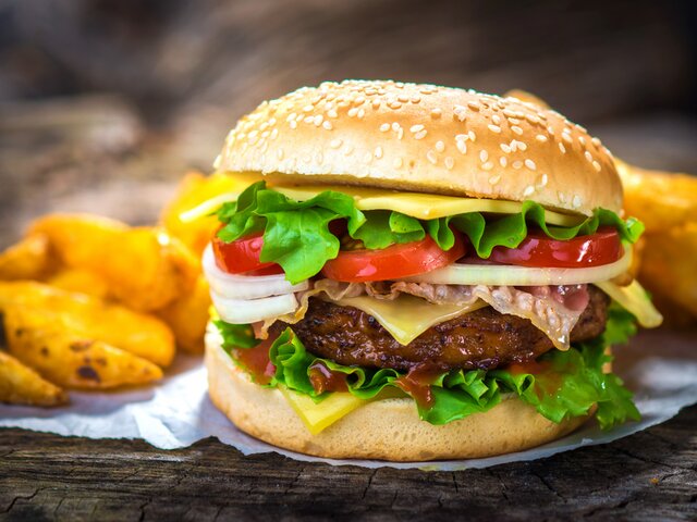 Эксперт заявила, что гамбургер менее калориен, чем мясо с картошкой