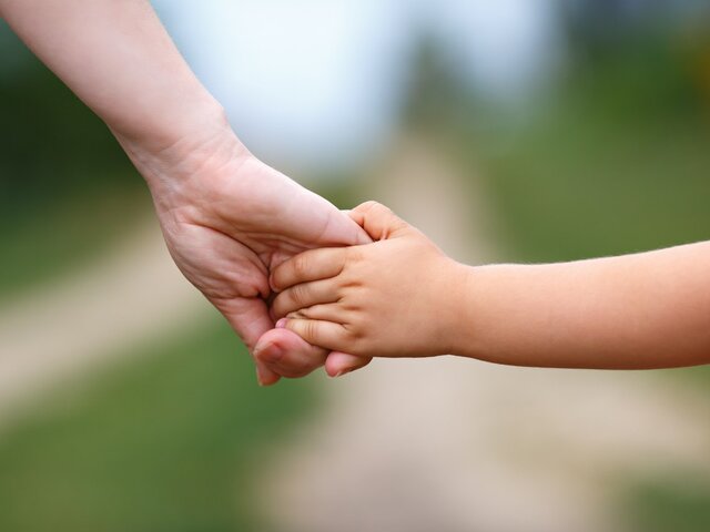 Психолог объяснила, как рассказать ребенку об усыновлении