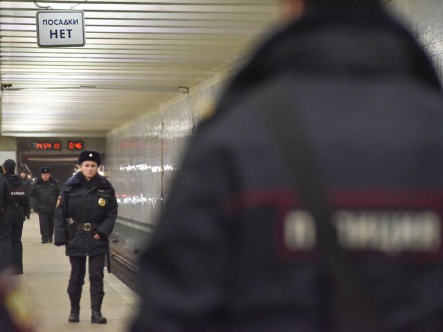 В столичном метро задержали мужчину, прыгнувшего на рельсы из-за упавших наушников
