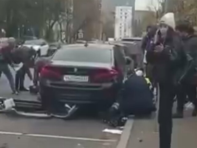 ДТП с участием легковушки и полицейского мотоцикла произошло в центре Москвы