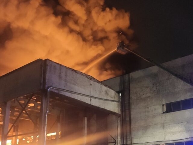 Стена горящего склада в Петербурге частично обрушилась – СМИ