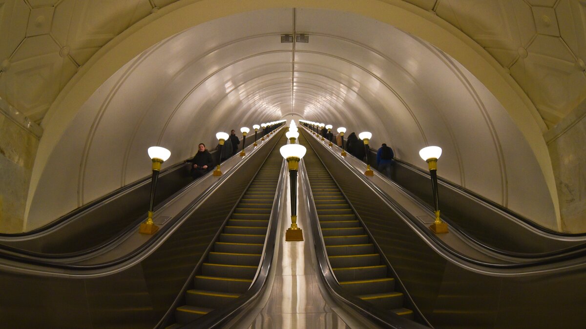 Эскалатор на станции метро 