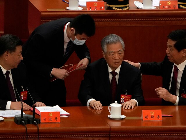 Экс-председатель Китая покинул закрытие съезда КПК из-за плохого самочувствия – СМИ