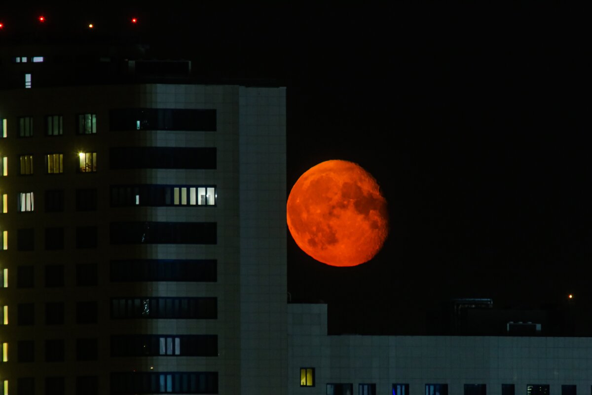Почему сегодня красная луна светит ночью? Узнай причину!